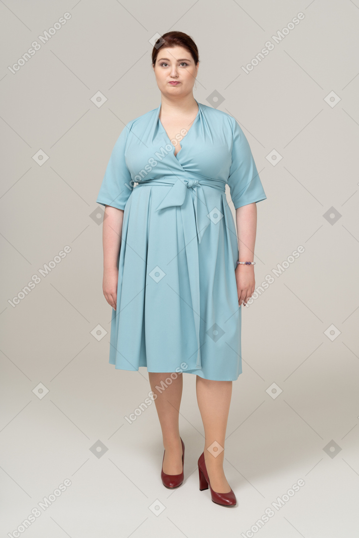 カメラを見ている青いドレスを着た女性の正面図