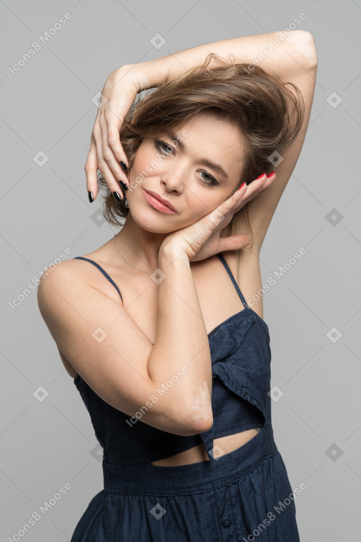 Retrato de uma linda mulher caucasiana em um vestido azul sem mangas