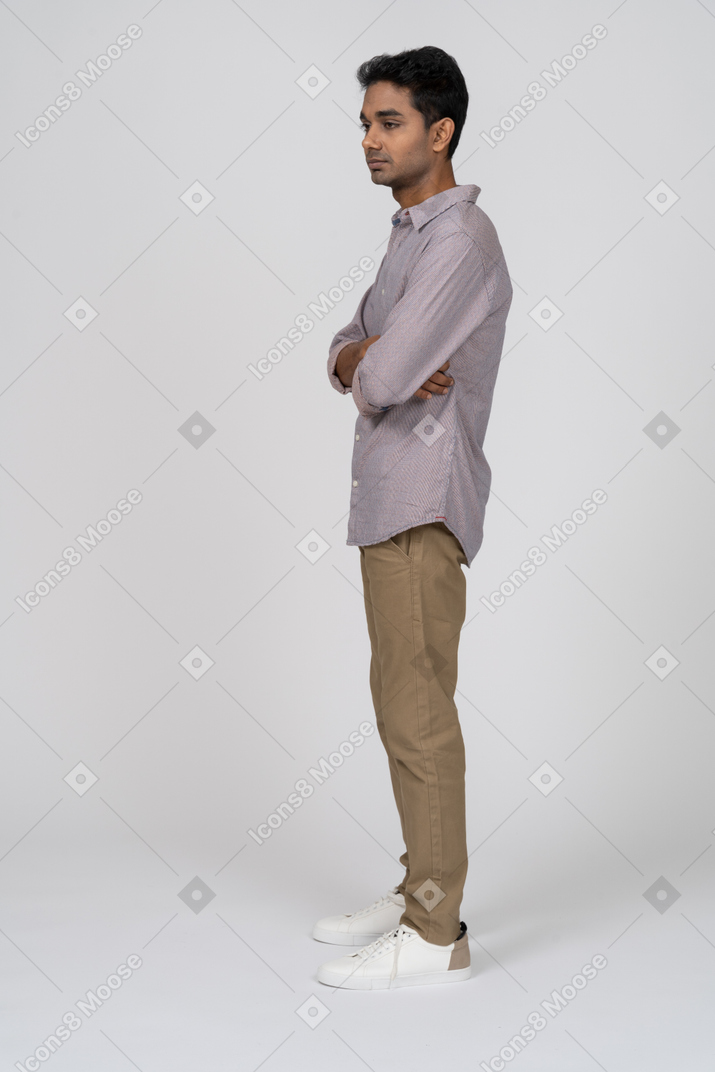 Homme en tenue décontractée debout