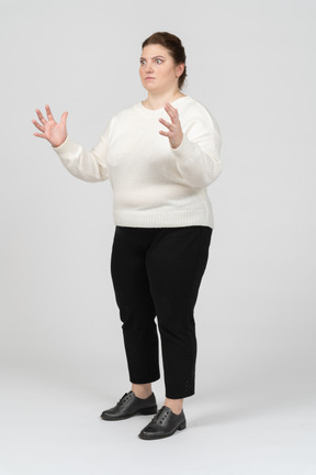 Vista lateral de una mujer de talla grande en ropa casual gesticulando