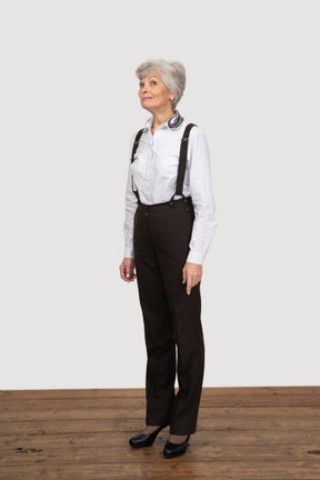 一个困惑的老妇在办公室服装中的四分之三的视图