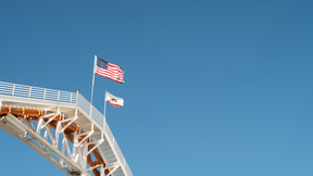 Brücke mit amerikanischer flagge