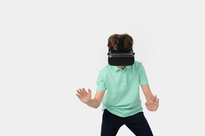 Vr セットの少年が想像上の世界で壁に触れる