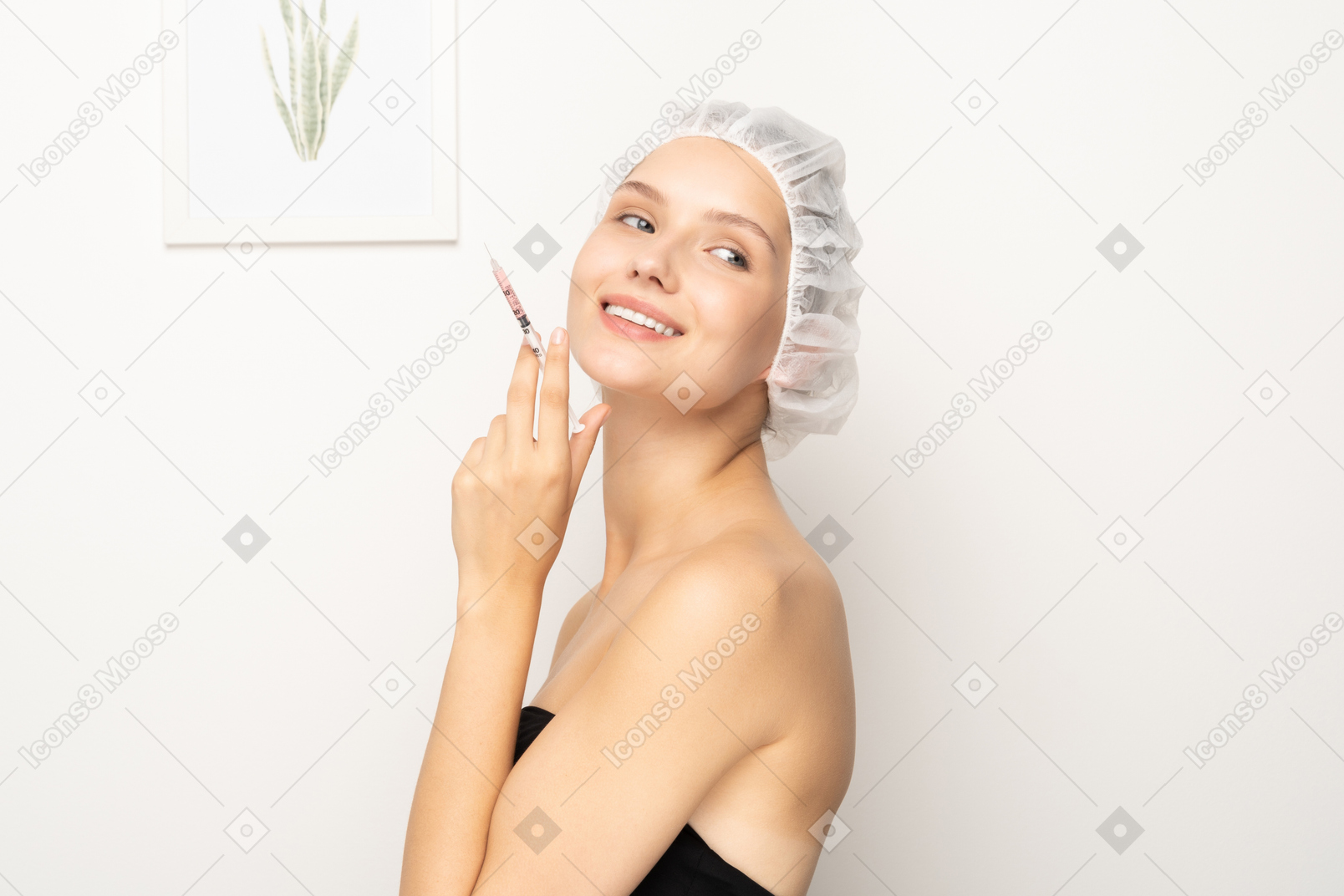 Femme souriante avec seringue