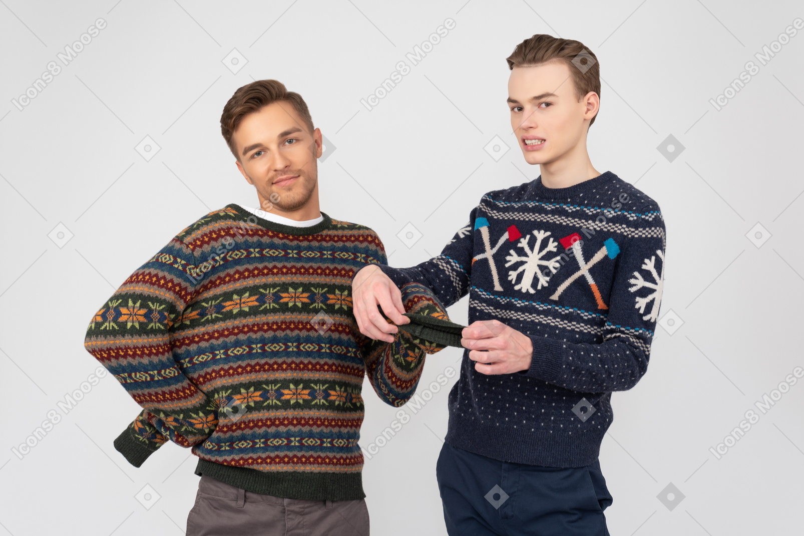 Homem tentando consertar a manga do suéter de seu irmão