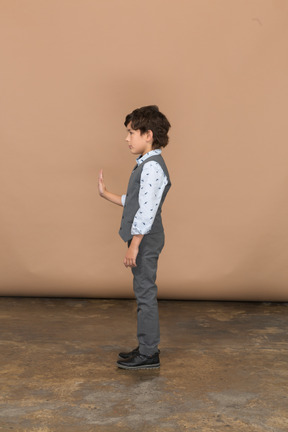 Seitenansicht eines jungen im grauen anzug mit stoppschild
