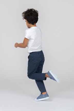 Un chico bailando