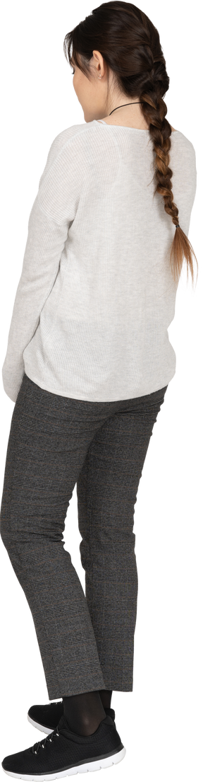 Delgada mujer caucásica con largo cabello castaño posando de espaldas a la cámara aislada sobre fondo blanco.