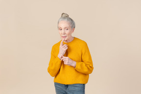 优雅的老女人穿着芥末毛衣