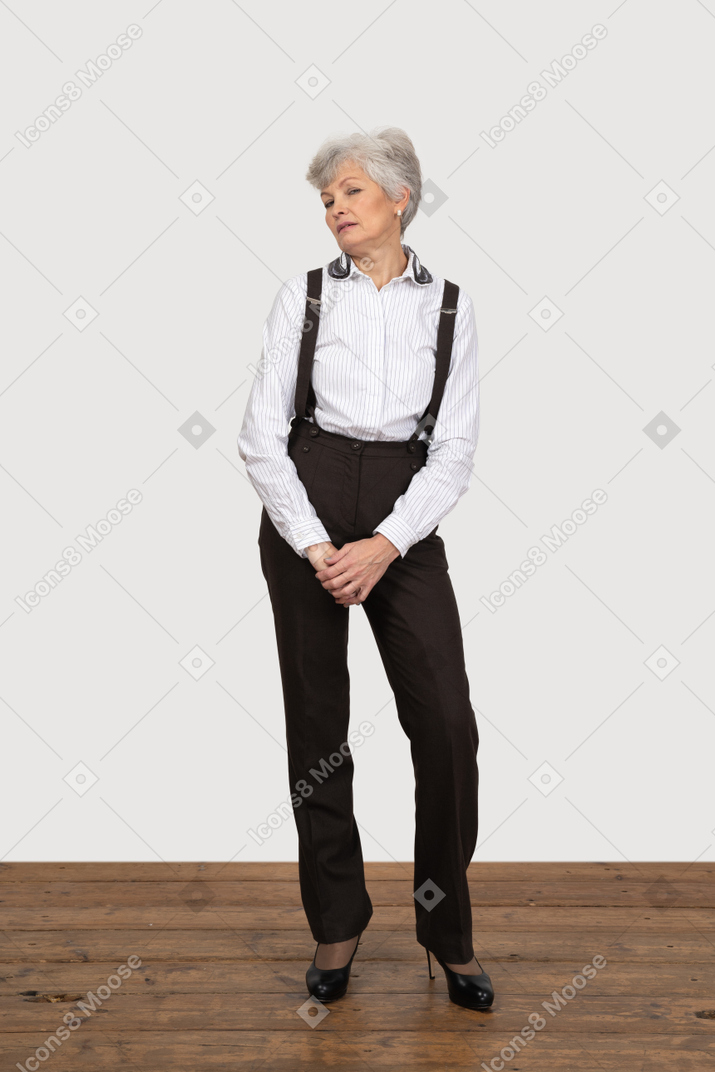 一个不高兴的老太太，手牵着手的办公服装的前视图