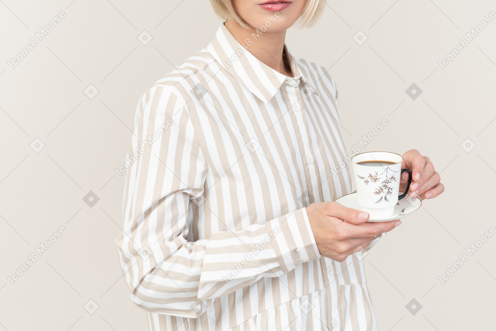 Mains féminines tenant la tasse de thé