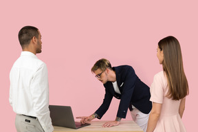 Groupe de personnes au bureau