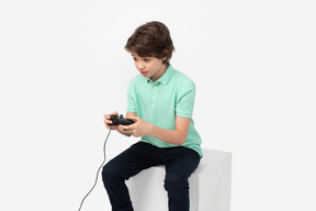 Сосредоточенный мальчик наслаждается видеоиграми