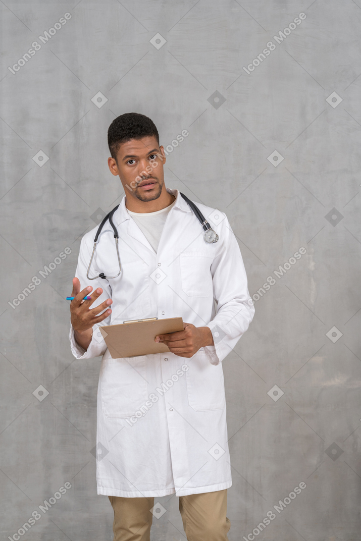 Médico joven explicando el plan de tratamiento