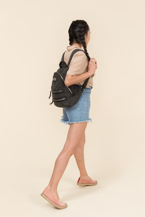 Vista trasera, de, mujer joven, con, mochila