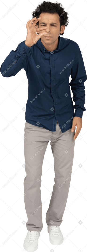 Vista frontal de un hombre en ropa casual que muestra el tamaño de algo