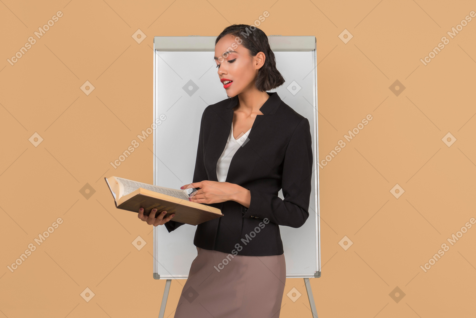 Mulher afro atraente em pé pelo whiteboard
