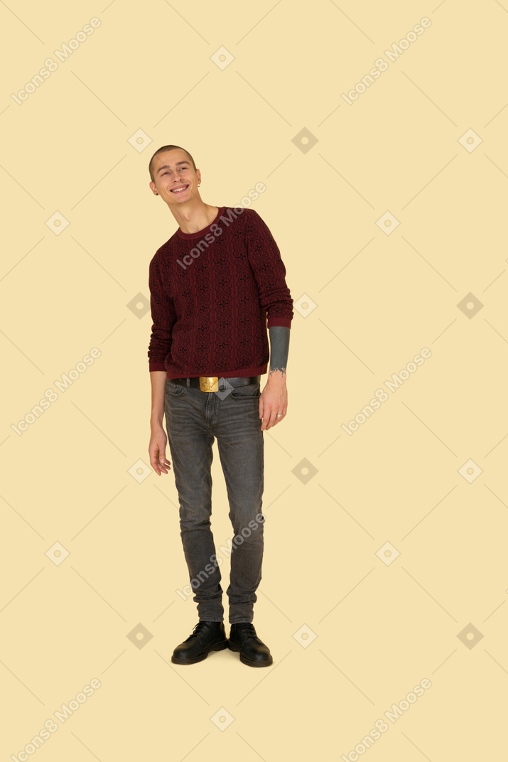 Vista frontal de um jovem sorridente em roupas casuais