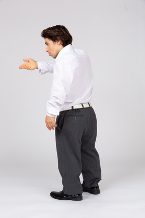 Joven con camisa blanca ofreciendo la mano