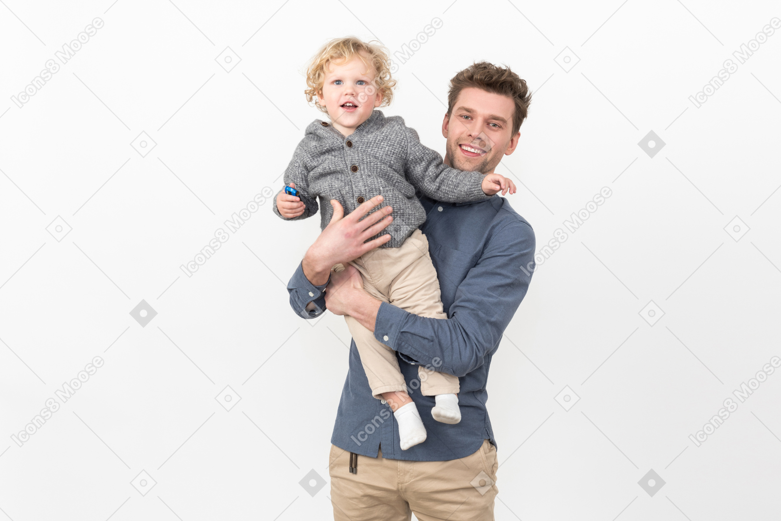 男の子を抱く笑顔のお父さん