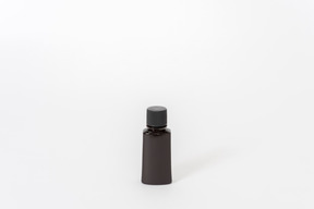 Frasco de perfume preto sobre fundo branco