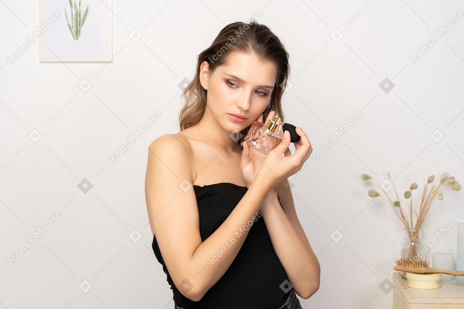 Vista frontal, de, un, sensual, mujer joven, tenencia, un, botella de perfume