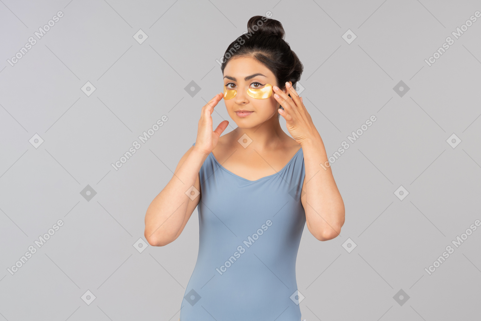 Молодая индийская женщина с глазными пятнами на лице