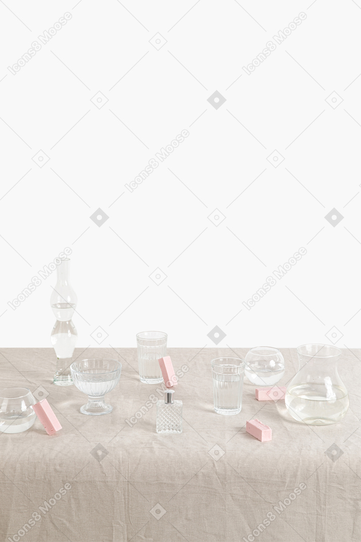 Glasbehälter in verschiedenen formen mit wasser gefüllt