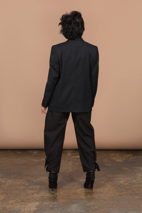 Vista posteriore di una donna irriconoscibile che indossa un abito nero