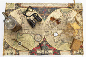 Kompass, vintage-box, fernglas, lupe auf der karte