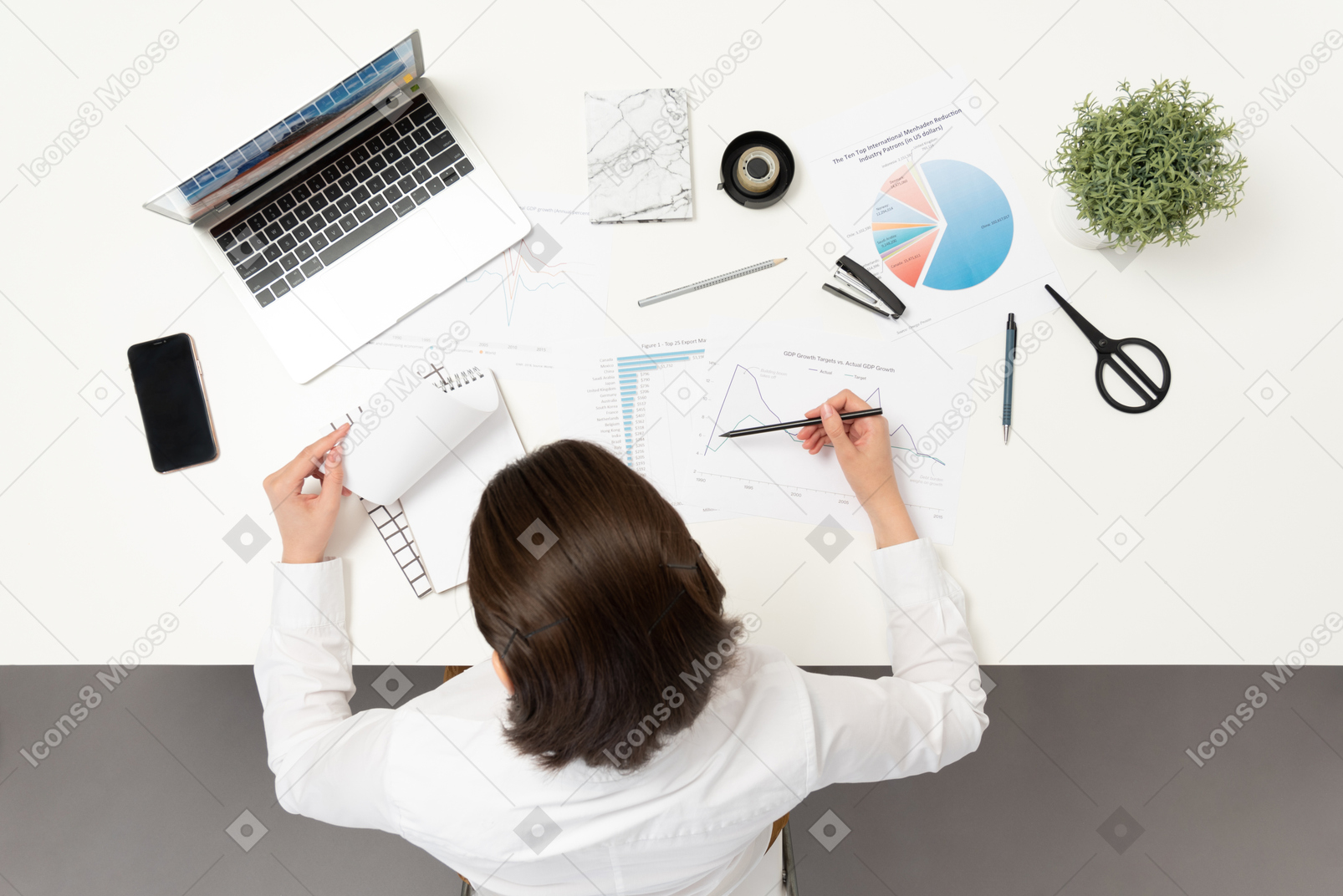 Um trabalhador de escritório feminino olhando através de notas na mesa