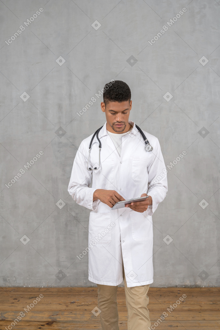 Medico maschio che cammina verso la telecamera