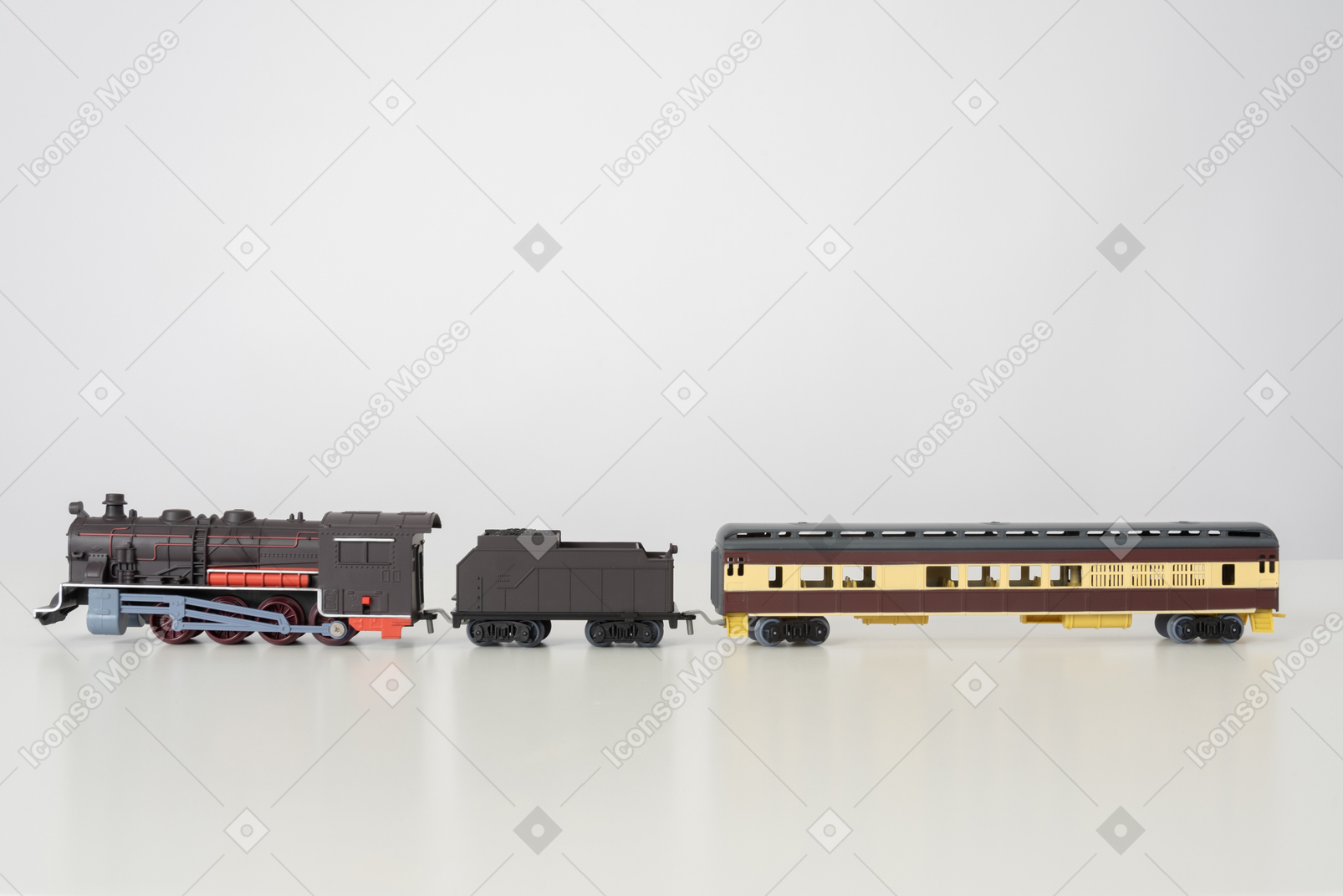 회색 배경에 장난감 기차