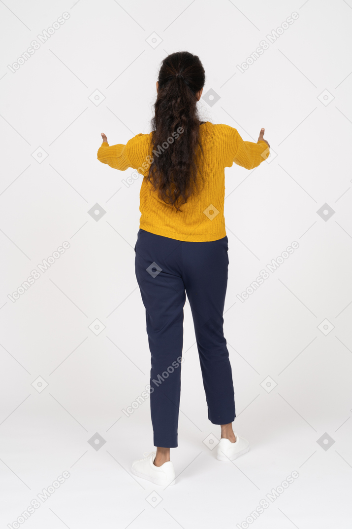 Вид сзади девушки в повседневной одежде показывает палец вверх