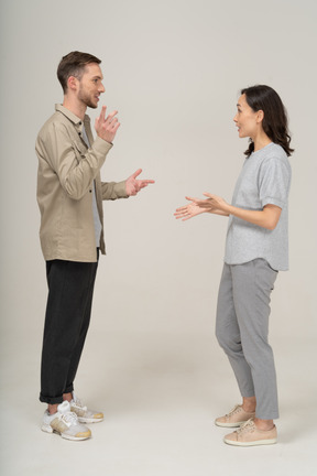 Vue latérale d'un jeune couple se parlant