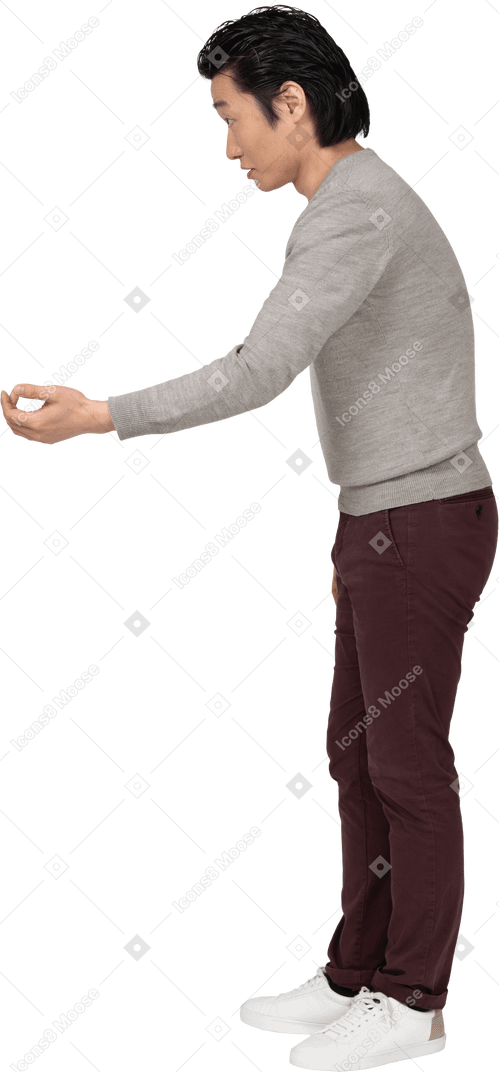 Mann in freizeitkleidung stehend