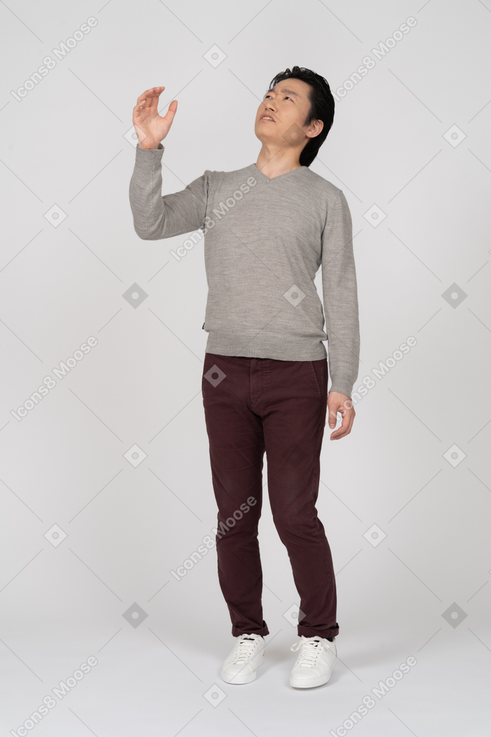 Mann in freizeitkleidung posiert