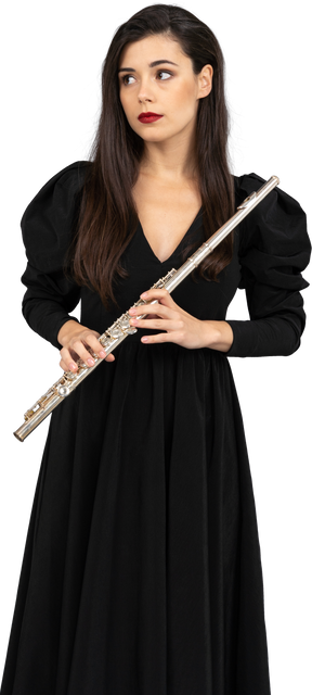 Vista frontale di una giovane donna in abito nero tenendo il flauto