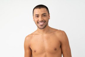 Beau jeune homme avec un large sourire sur son visage