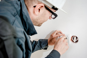 Un électricien réparant une prise