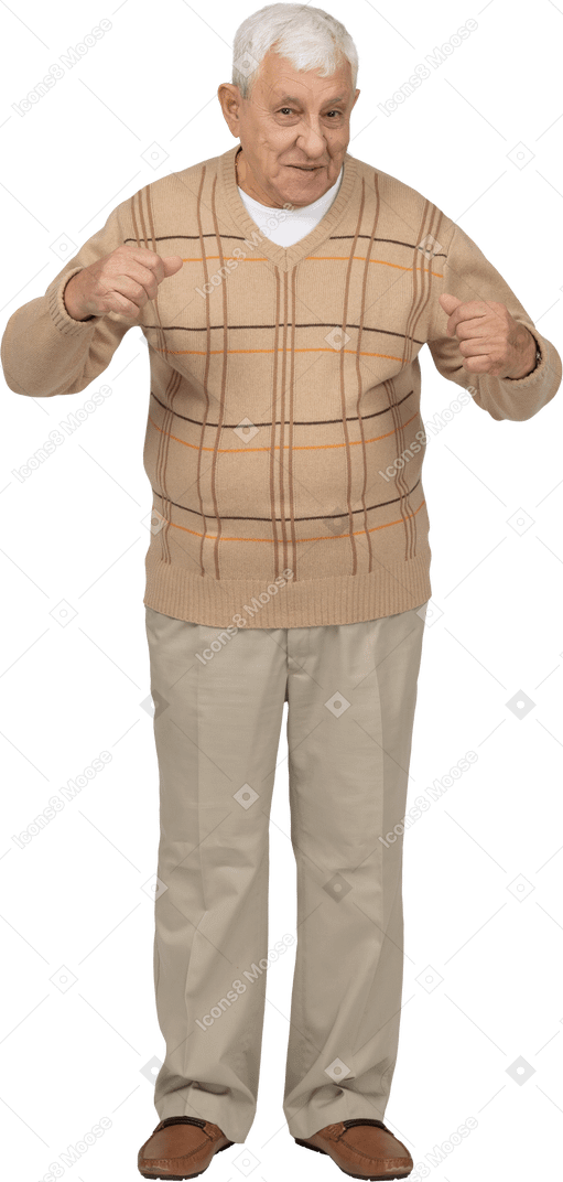 Vista frontale di un vecchio felice in abiti casual in piedi con i pugni chiusi