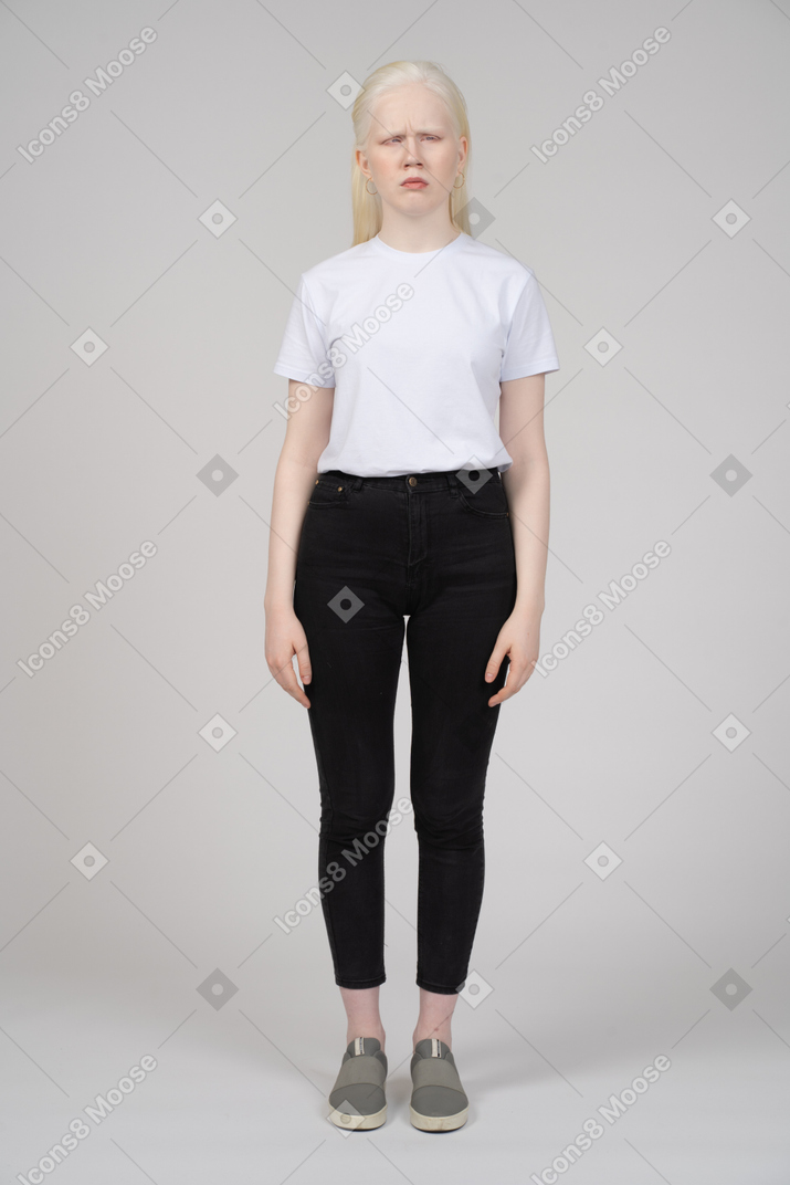 Vista frontal de uma adolescente triste em roupas casuais