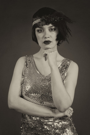 Retrato en blanco y negro de una mujer retro en vestido de lentejuelas