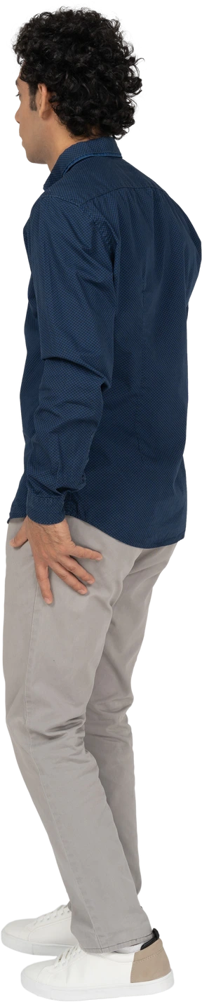 Uomo in abiti casual in piedi di profilo