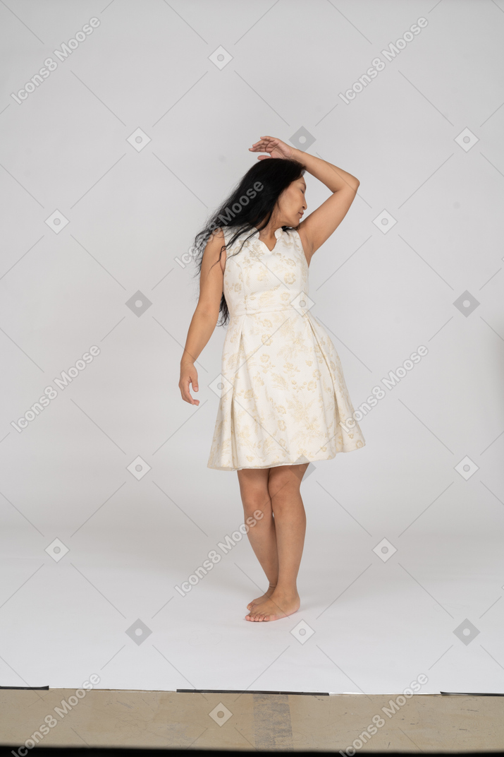 立っている美しいドレスの女性