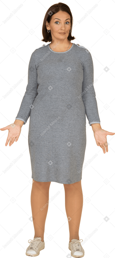 カメラを見ている灰色のドレスを着た女性の正面図