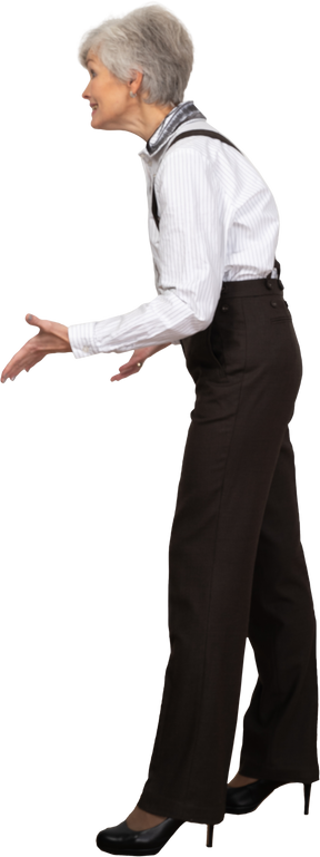 Vista lateral de uma senhora sorridente gesticulando com roupas de escritório