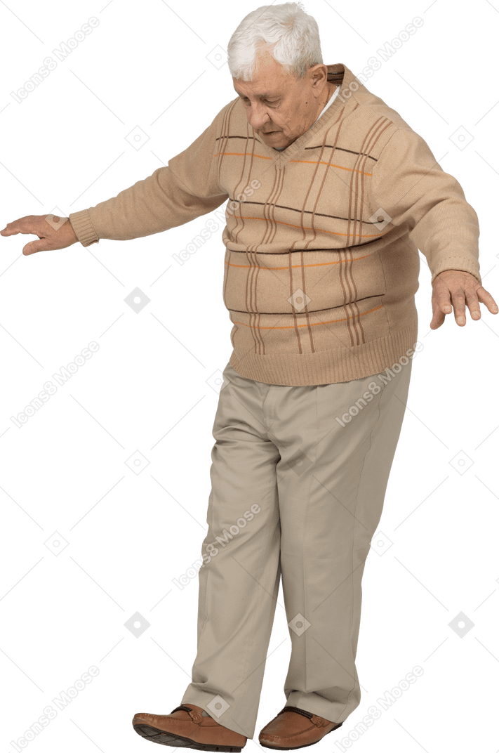 Vue de face d'un vieil homme en vêtements décontractés marchant vers l'avant avec les bras tendus