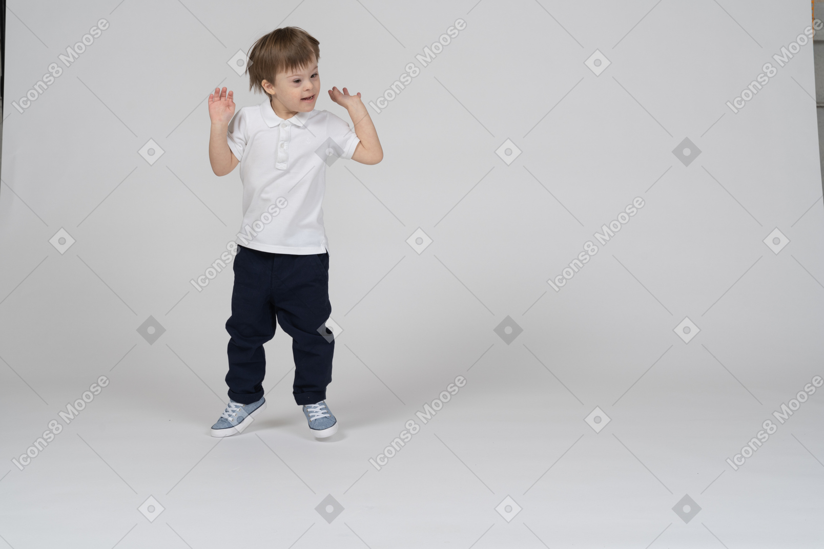Vista frontal de um menino pulando animadamente
