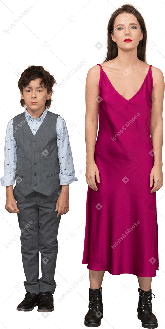 スーツのベストと若い女性の少年の正面図